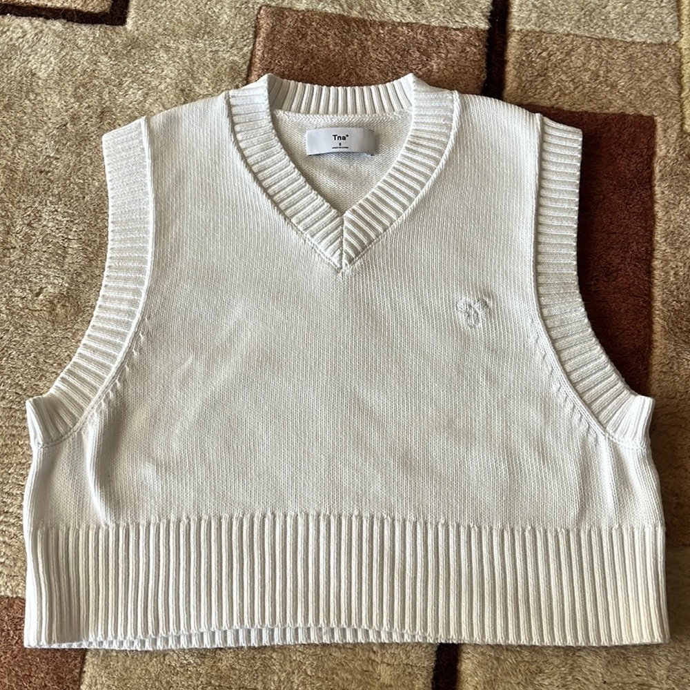 Aritzia TNA White Sweater Vest Size Small